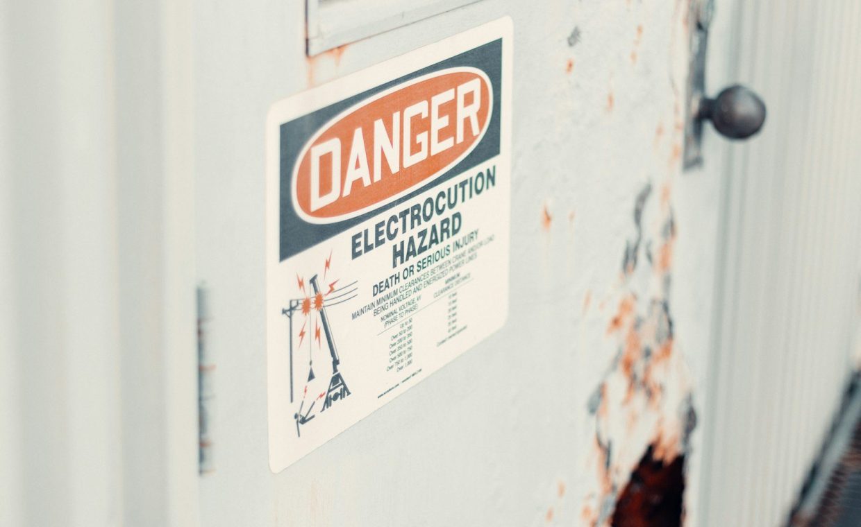 a danger sign on the side of a building